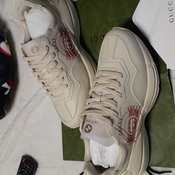 Brand new Gucci sneakers box included new shoelaces concluded everything in the - Picture 2 of 4